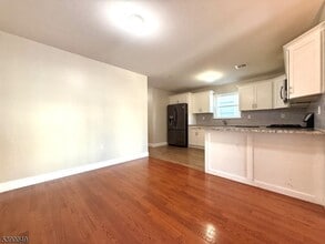 942 Olive St in Elizabeth, NJ - Building Photo - Building Photo