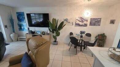201 Kent L in West Palm Beach, FL - Building Photo - Building Photo