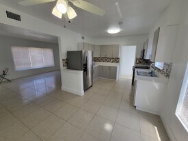 510 NW 113th St, Unit 512 in Miami, FL - Building Photo