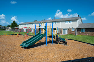 Colonial Village Apartments in Clarksville, IN - Foto de edificio - Building Photo