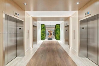 2301 Collins Ave, Unit 321 in Miami Beach, FL - Foto de edificio - Building Photo