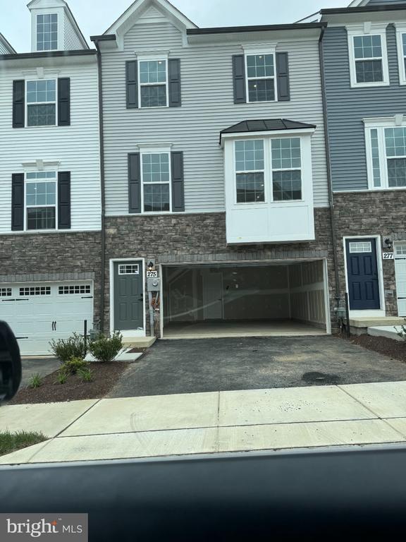 property at 275 Thoroughbred Ln