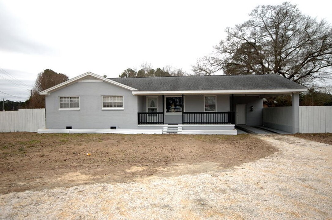 2070 Emmaus Church Rd in Dudley, NC - Building Photo