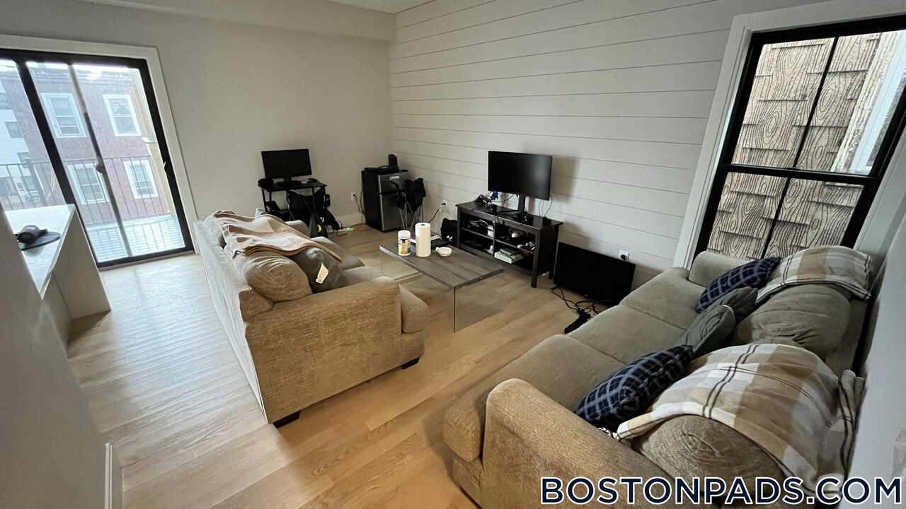 130 Bremen St in Boston, MA - Building Photo