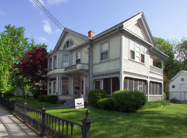 111 Springfield St in Chicopee, MA - Foto de edificio - Building Photo