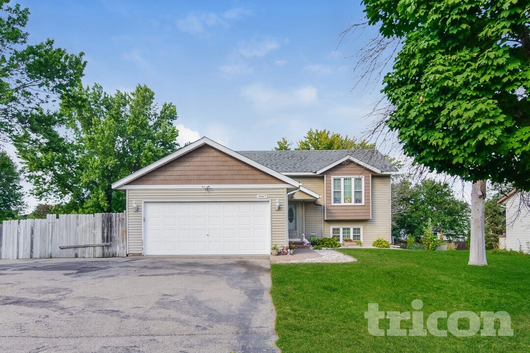 3967 156th St W in Rosemount, MN - Foto de edificio