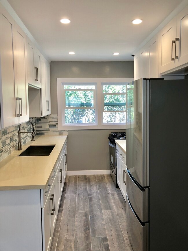 1139 S Corning St, Unit 1 in Los Angeles, CA - Building Photo - Building Photo