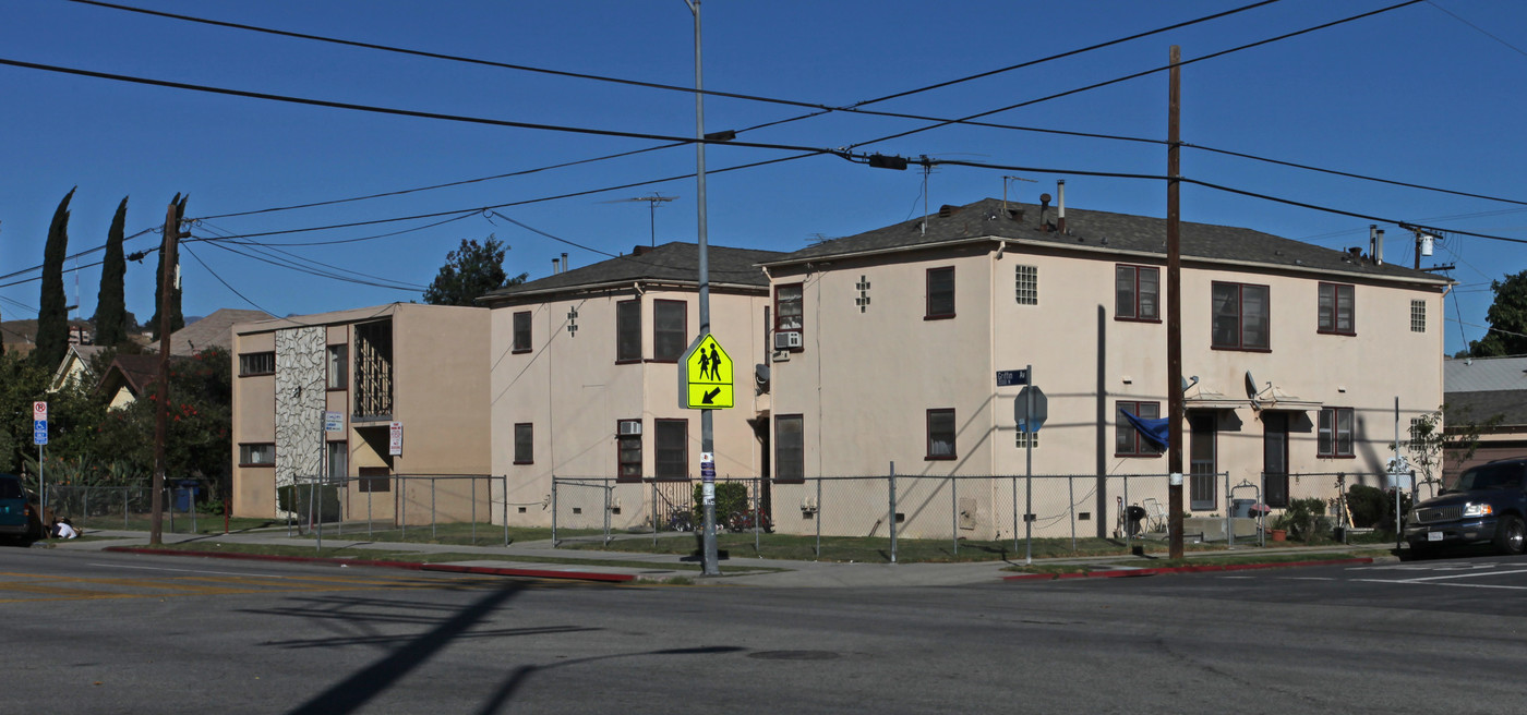 2000 Griffin Ave in Los Angeles, CA - Building Photo