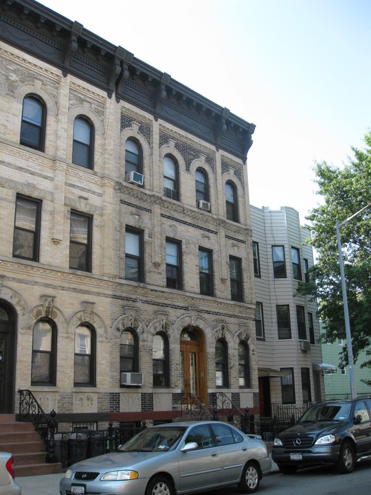 140 Newton St in Brooklyn, NY - Building Photo