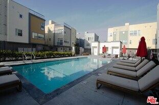 2753 Waverly Dr in Los Angeles, CA - Building Photo