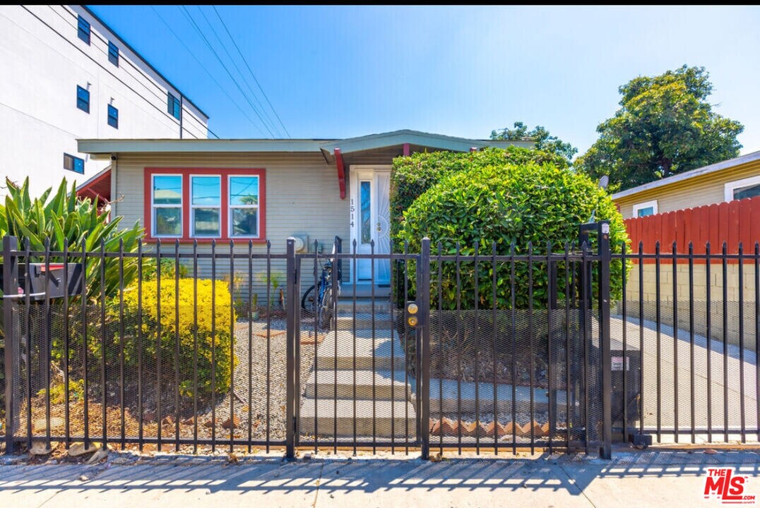 1514 W 30th St in Los Angeles, CA - Building Photo