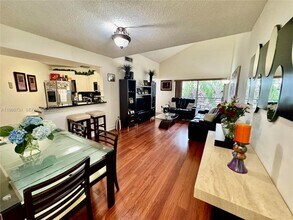 9731 Fontainebleau Blvd in Miami, FL - Building Photo - Building Photo