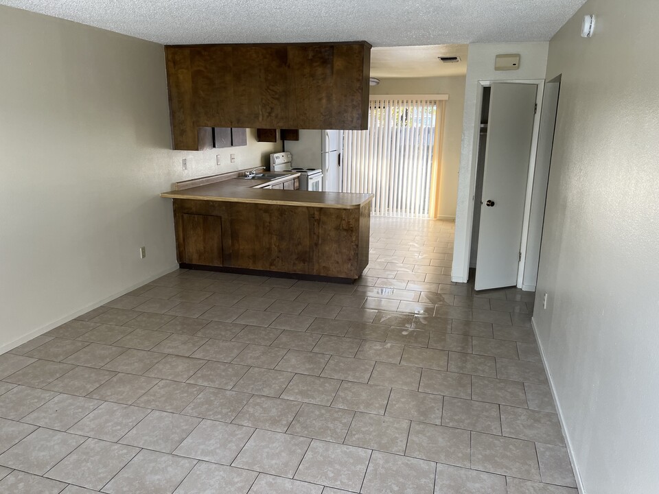 310 Center St in Hanford, CA - Building Photo