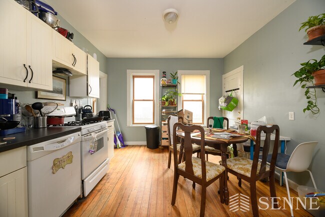 134 Elm St, Unit 1 in Cambridge, MA - Foto de edificio - Building Photo