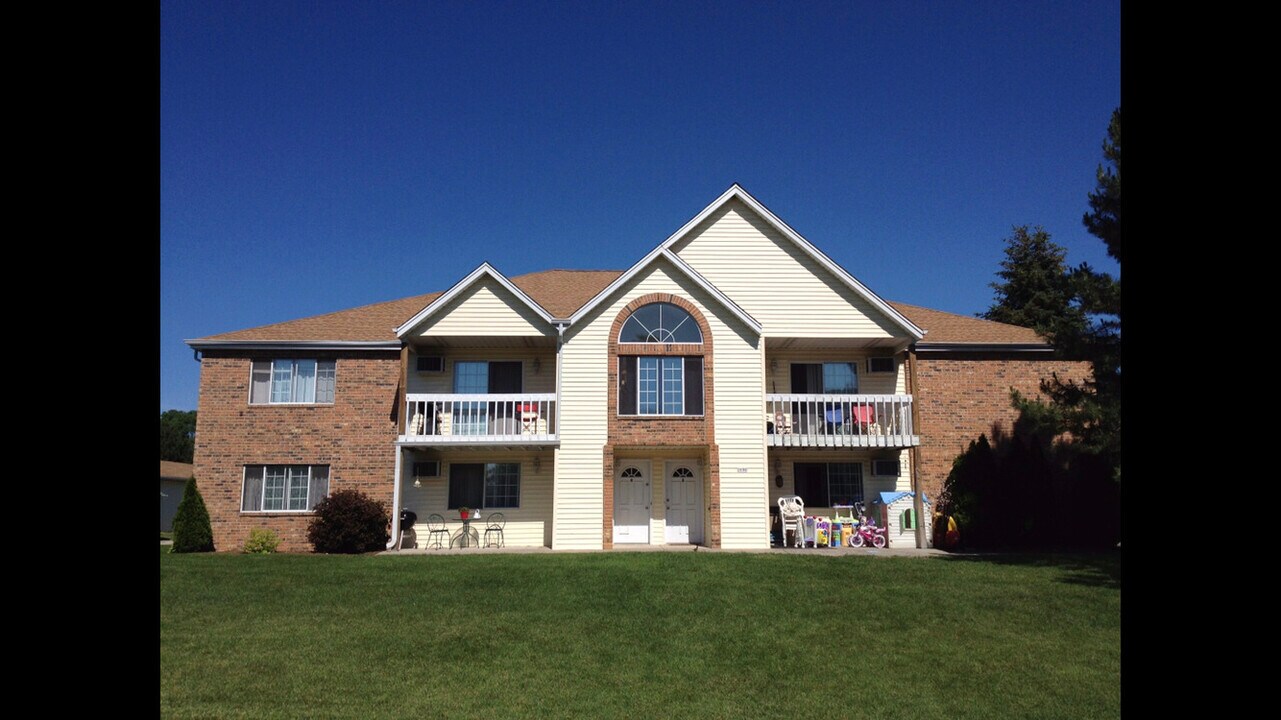 2080 Emery Ct in East Troy, WI - Building Photo