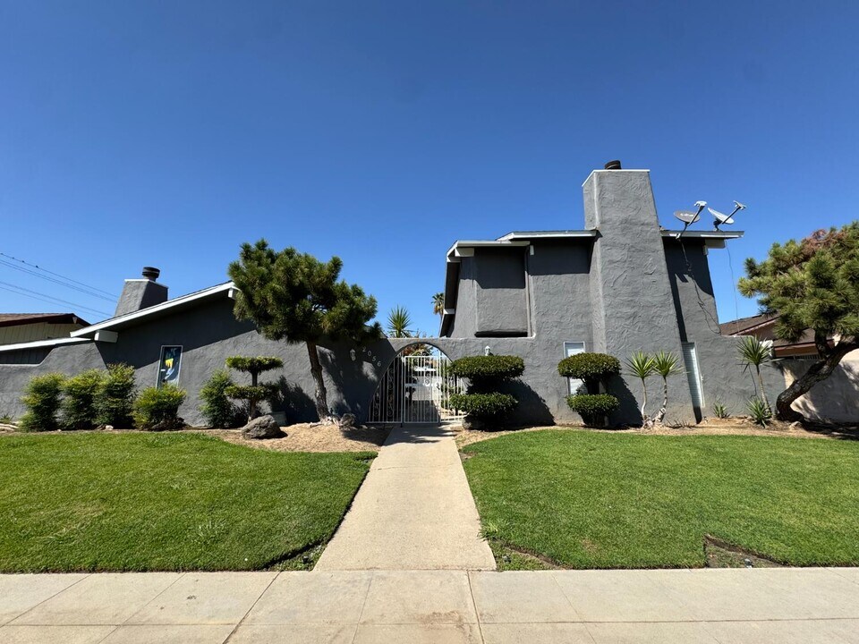 2056 W Simpson Ave in Fresno, CA - Building Photo
