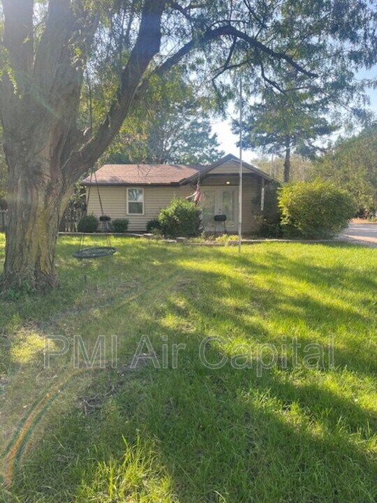 5755 Armstrong St in Wichita, KS - Building Photo
