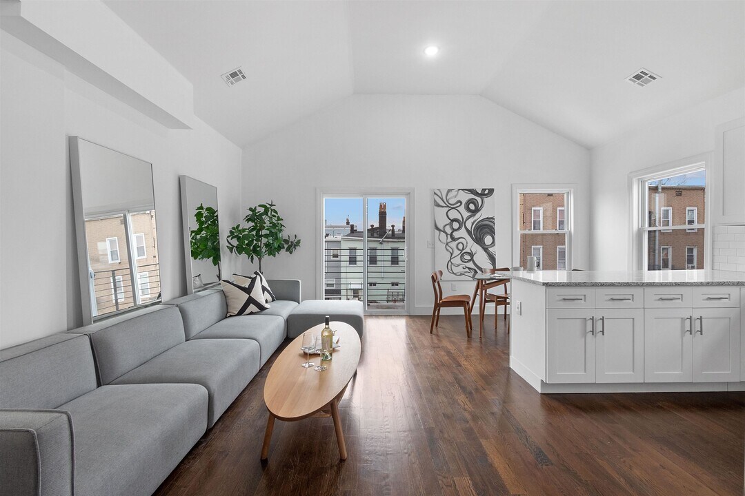 111 Charles St in Jersey City, NJ - Building Photo