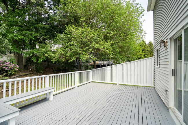 115 Rowe St, Unit 1 in Auburndale, MA - Building Photo - Building Photo