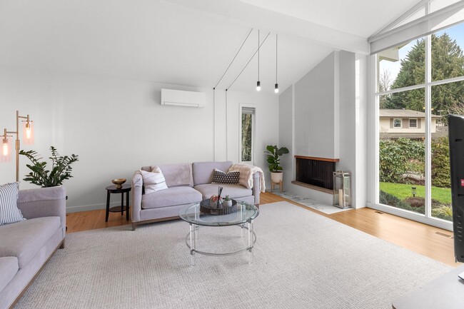 8432 SE 34th Pl in Mercer Island, WA - Building Photo - Building Photo