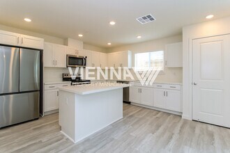 1048 Silver Feather Wy in Roseville, CA - Building Photo - Building Photo