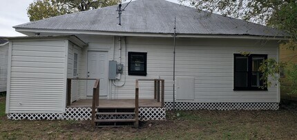 307 Dallas Ave in Seadrift, TX - Building Photo - Building Photo