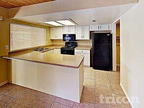 927 W Kiva Ave in Mesa, AZ - Foto de edificio - Building Photo