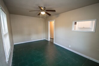 928 Poinsettia St in San Antonio, TX - Building Photo - Building Photo