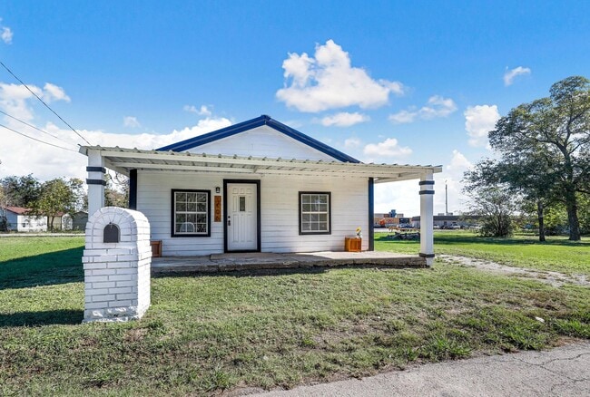 1106 N Border St in Cleburne, TX - Foto de edificio - Building Photo