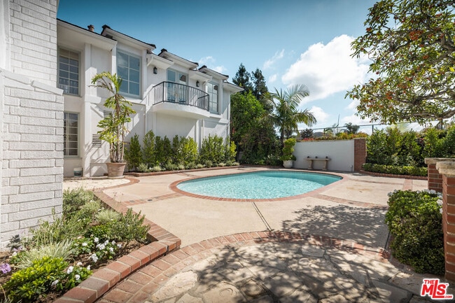 2627 Wallingford Dr in Beverly Hills, CA - Building Photo - Building Photo