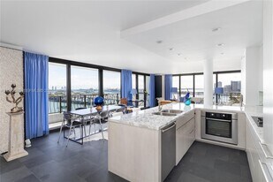 555 NE 15th St in Miami, FL - Building Photo