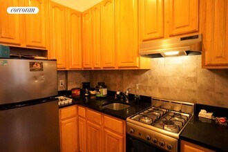 486 E 74th St in New York, NY - Building Photo - Building Photo