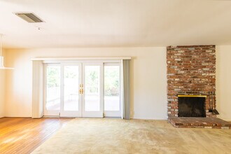 7246 Hatillo Ave, Unit A in Winnetka, CA - Foto de edificio - Building Photo