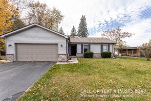 5851 Woodrow Dr in Sylvania, OH - Building Photo