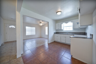 646 W 109th Pl, Unit 642 in Los Angeles, CA - Building Photo - Building Photo