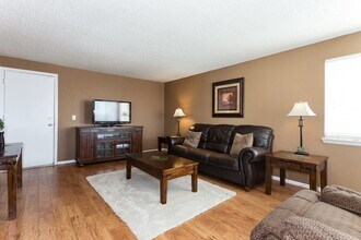 4955 S Flanders Ct in Centennial, CO - Building Photo - Building Photo