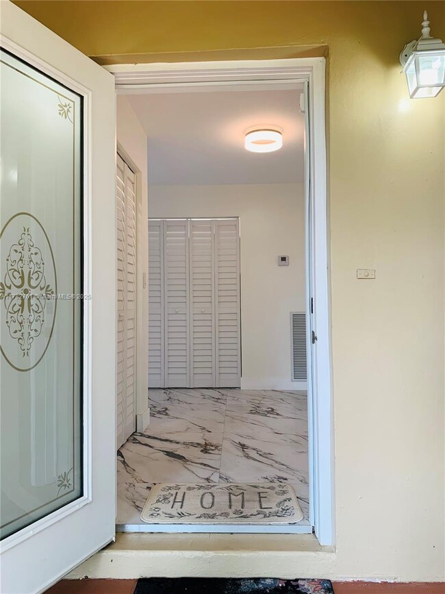 18800 W Lake Dr in Hialeah, FL - Building Photo - Building Photo