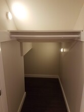1610 SW Freeman St, Unit Apt B in Portland, OR - Building Photo - Building Photo
