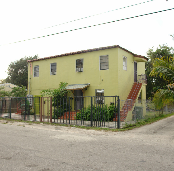 134-140 NE 56th St in Miami, FL - Foto de edificio
