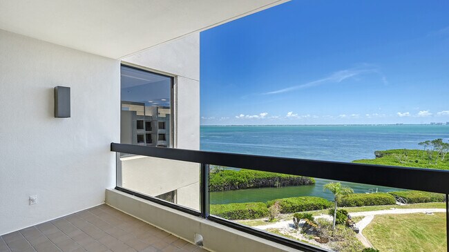 2020 Harbourside Dr in Longboat Key, FL - Building Photo - Building Photo