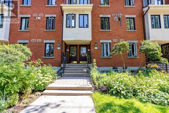 233 Mart Cir in Ottawa, ON - Building Photo - Building Photo
