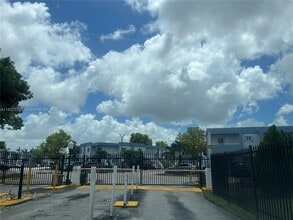 6214 SW 131st Ct, Unit 103 in Miami, FL - Building Photo - Building Photo