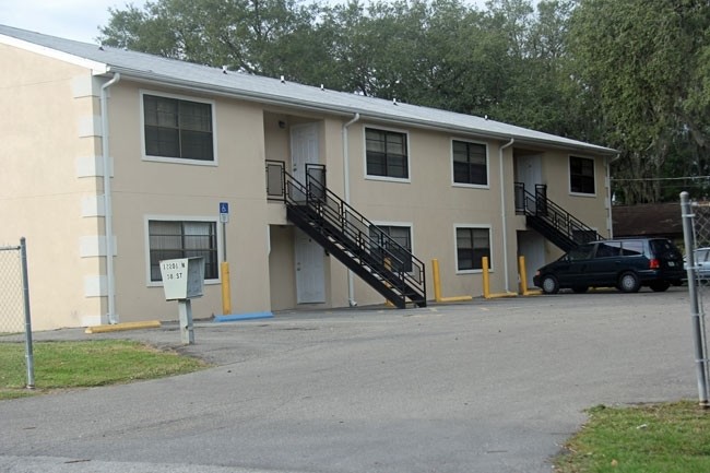 12201 N 58th St in Tampa, FL - Foto de edificio - Building Photo