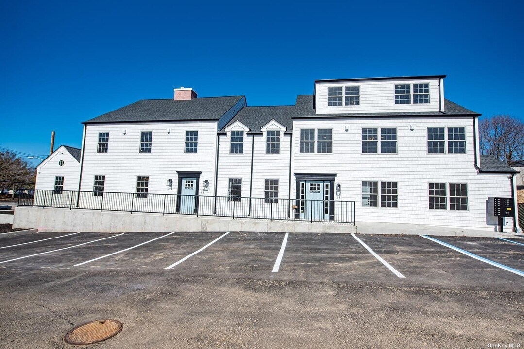 1090 New York Ave-Unit -202 in Huntington Station, NY - Building Photo