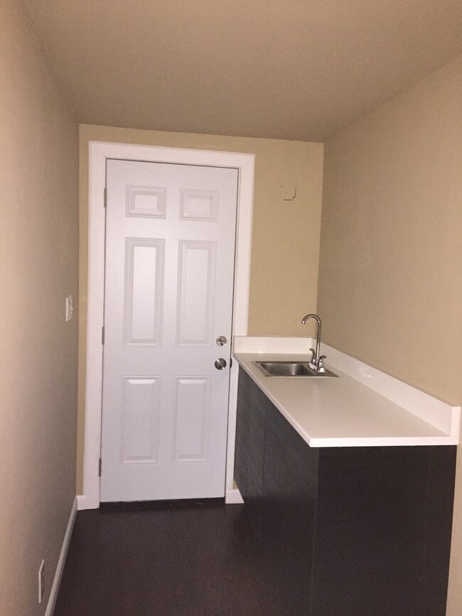 16043 Leadwell St, Unit Styudio in Van Nuys, CA - Building Photo - Building Photo