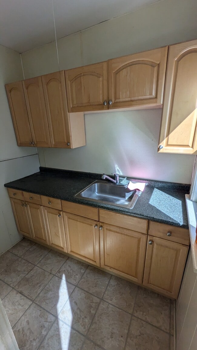 20 Kosta St, Unit 3 in Worcester, MA - Foto de edificio - Building Photo