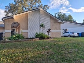 811 Granite Rd in Brandon, FL - Building Photo