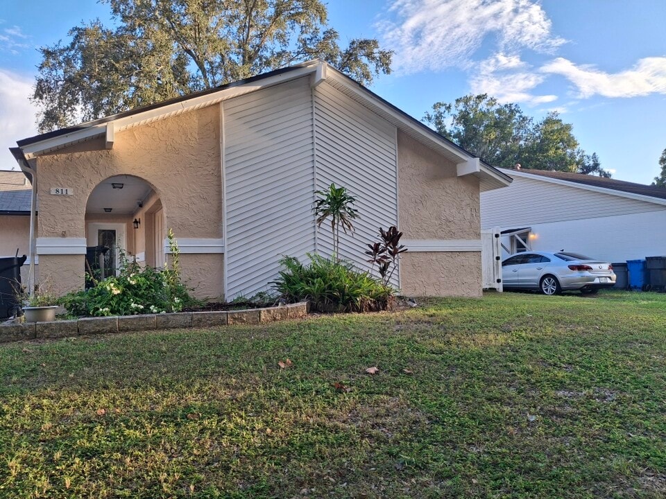 811 Granite Rd in Brandon, FL - Building Photo