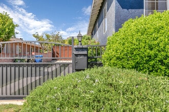 2347 Moss Ave in Los Angeles, CA - Foto de edificio - Building Photo