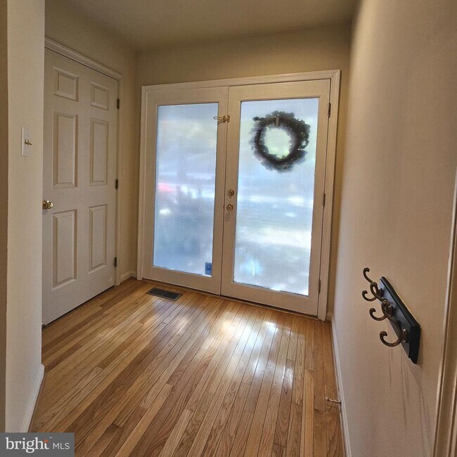 13120 Misty Glen Ln in Fairfax, VA - Building Photo - Building Photo